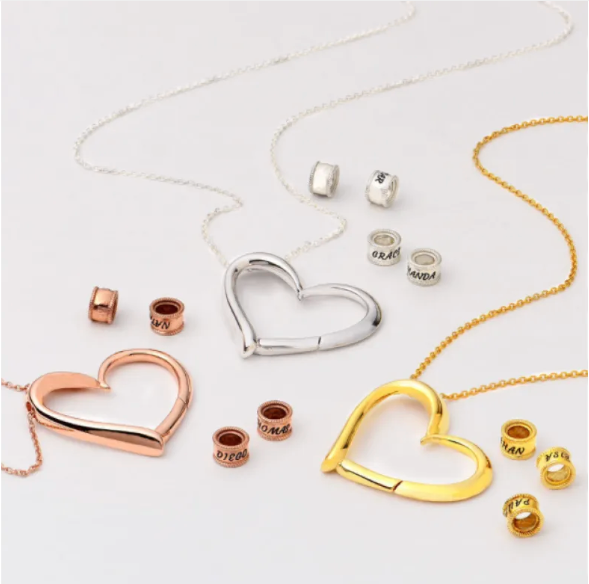 Collier personnalisé en forme de cœur avec possibilité d’accrocher des bagues et gravures de nom personnalisées