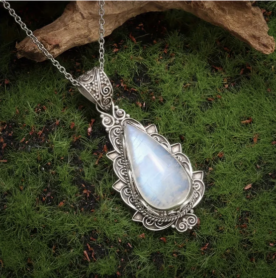 Collier en pierre de lune en cadre vintage
