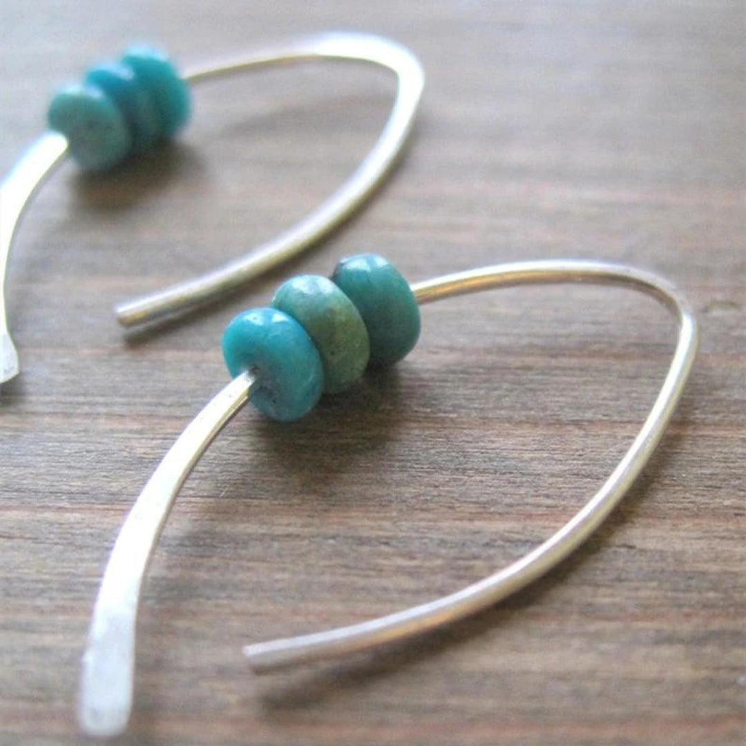 Boucles d'oreilles bohèmes ondulées avec turquoises en argent sterling