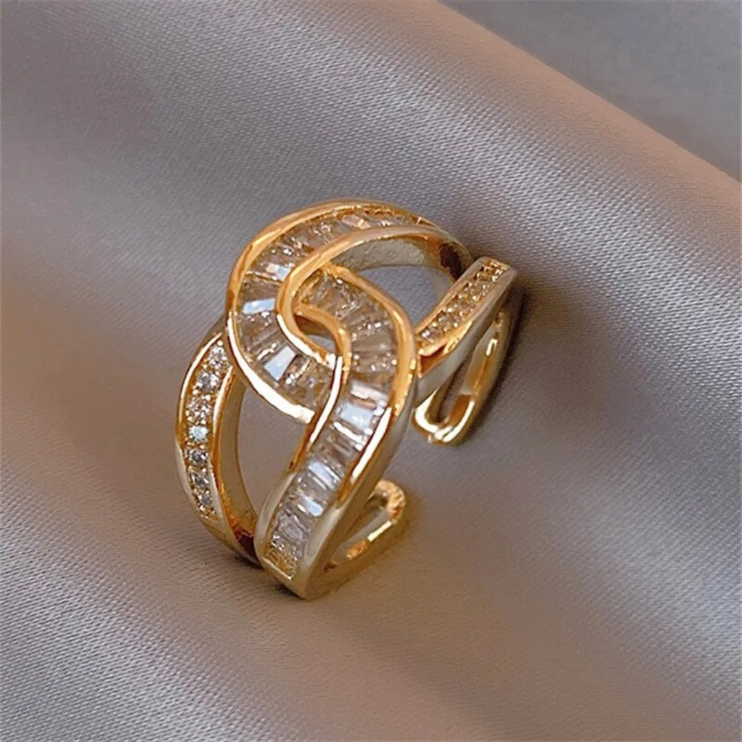 Bague élégante brillante nouée