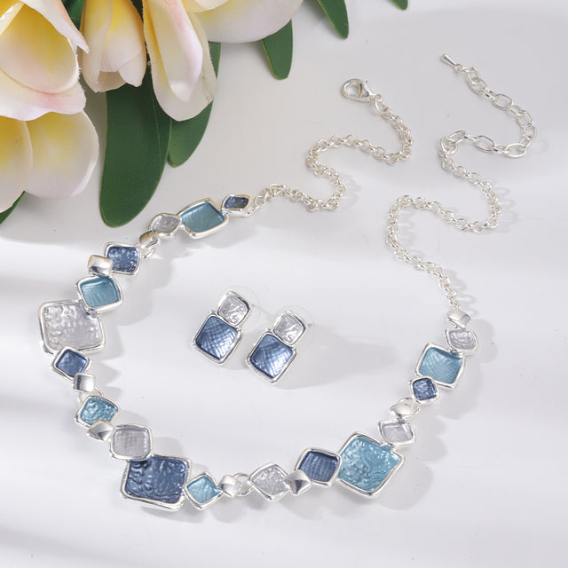 Colliers ronds en émail bleu avec motifs géométriques