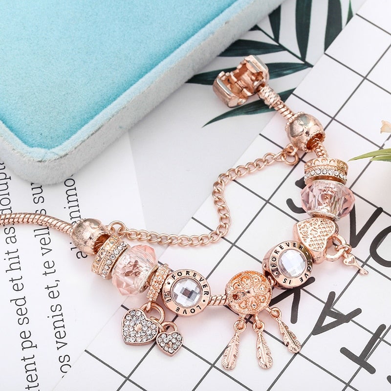 Charmant Bracelet Attrape-rêves Rose avec Breloques Argentées Incluses