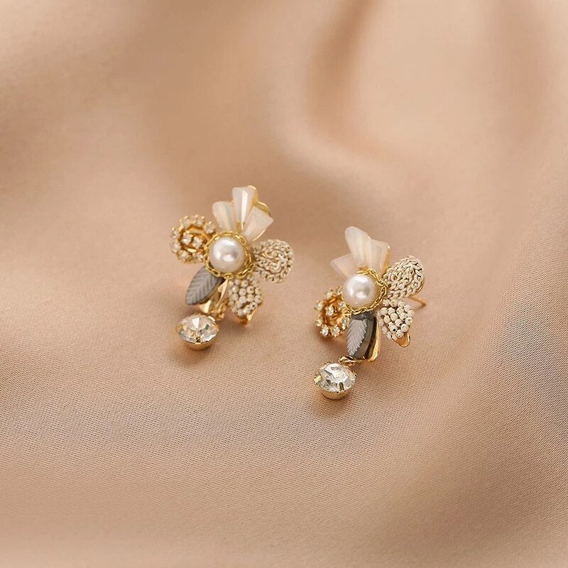 Boucles d'oreilles à pendentifs floraux avec perles en or