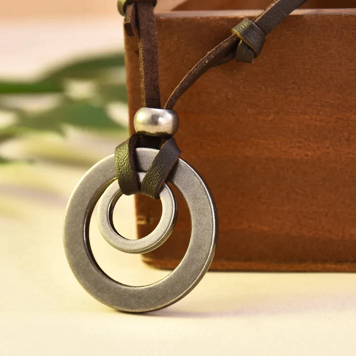Collier en cuir argenté vintage