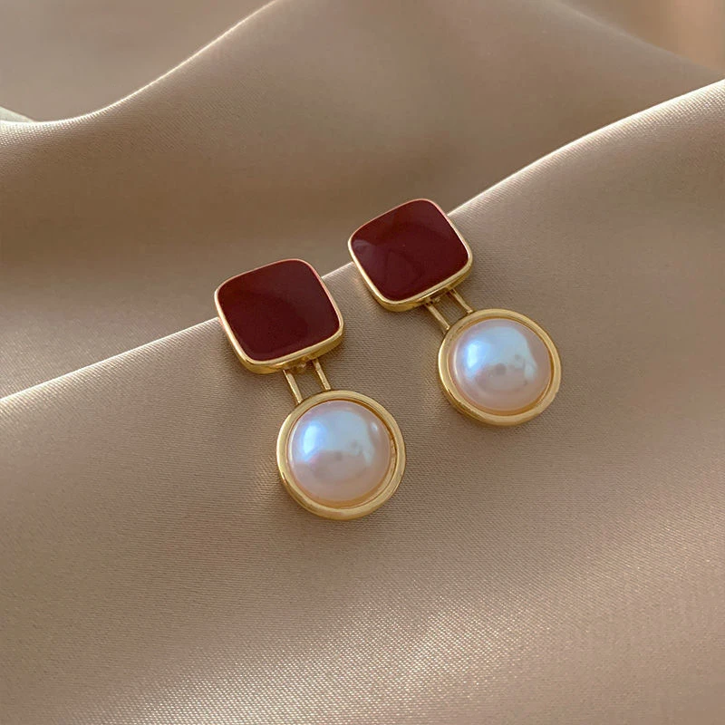 Boucles d'oreilles élégantes en rouge et perles