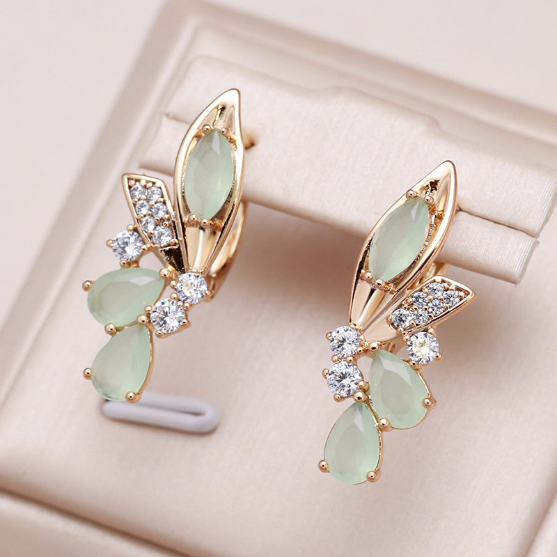Boucles d'oreilles élégantes en cristal vert ailées en or
