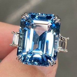 Anneau de vendange en forme de cerceau avec cristal bleu cubique