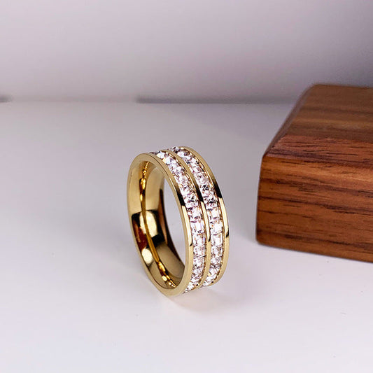 Bague élégante avec double incrustation de zirconia