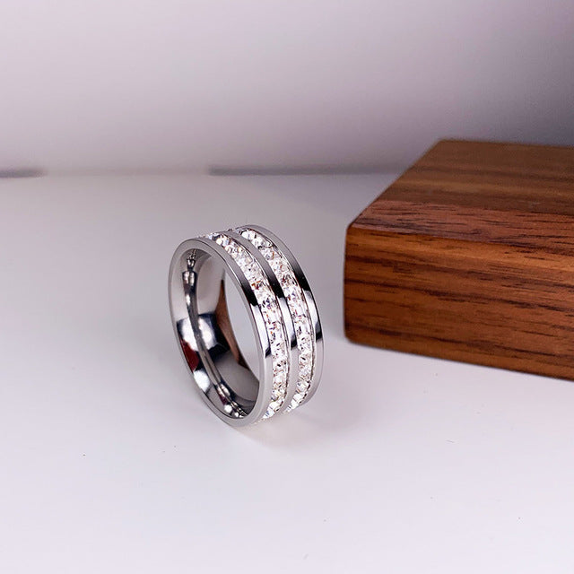 Bague élégante avec double incrustation de zirconia