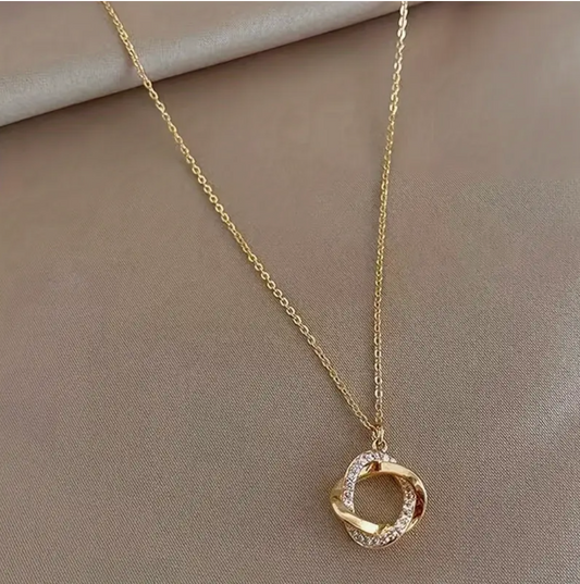 Collier pendule en or orné de diamants