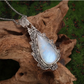 Collier en pierre de lune en cadre vintage