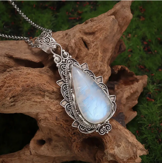 Collier en pierre de lune en cadre vintage