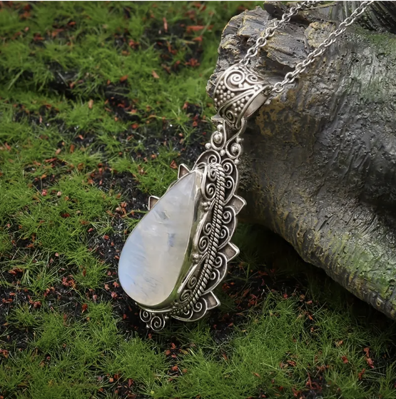 Collier en pierre de lune en cadre vintage