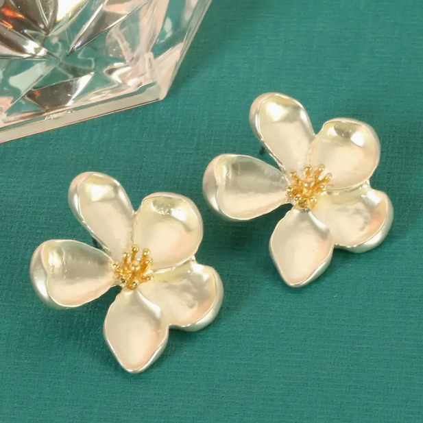 Boucles d'oreilles en or avec fleurs au design vintage