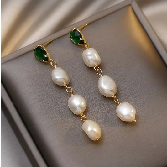 Boucles d'oreilles pendantes avec perles et émeraude en or
