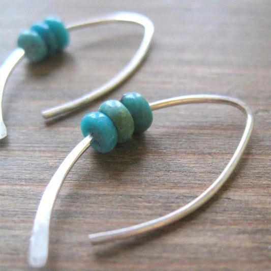 Boucles d'oreilles bohèmes ondulées en argent sterling ornées de pierres turquoises éclatantes