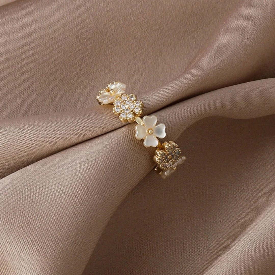 Anneau ajustable en or avec des fleurs blanches et des zirconiums