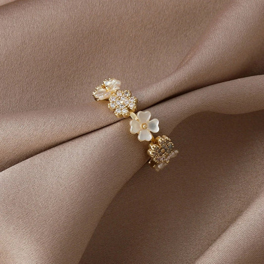 Anneau ajustable en or avec des fleurs blanches et des zirconiums