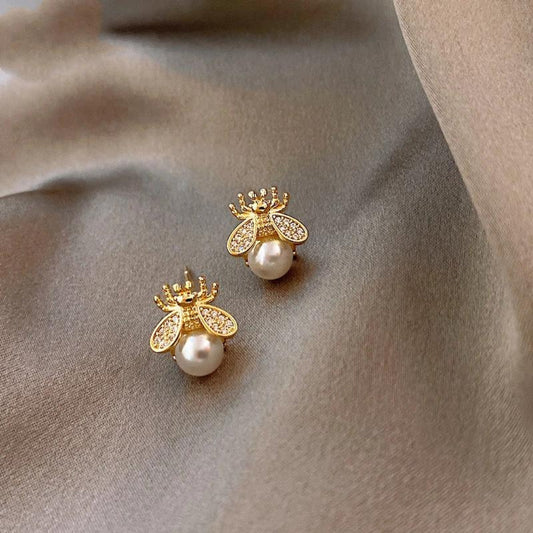Boucles d'oreilles Abeilles Élégantes en Or avec Perles et Éclats de Zirconia