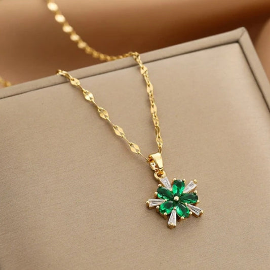 Collier en cristaux verts avec fleurs en or