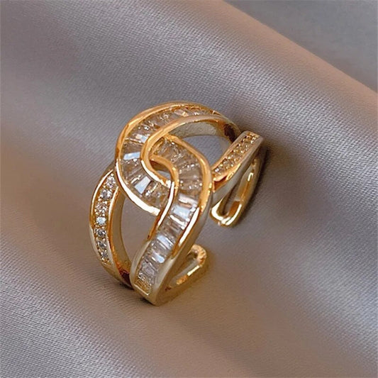Bague élégante brillante nouée