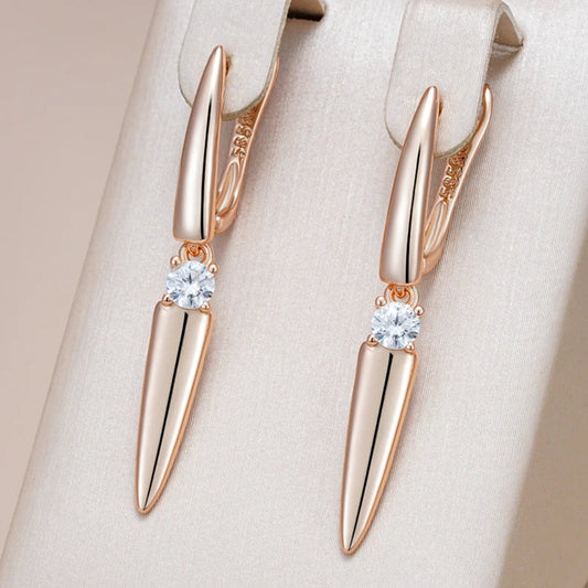 Boucles d'oreilles avec une pointe brillante en or élégant