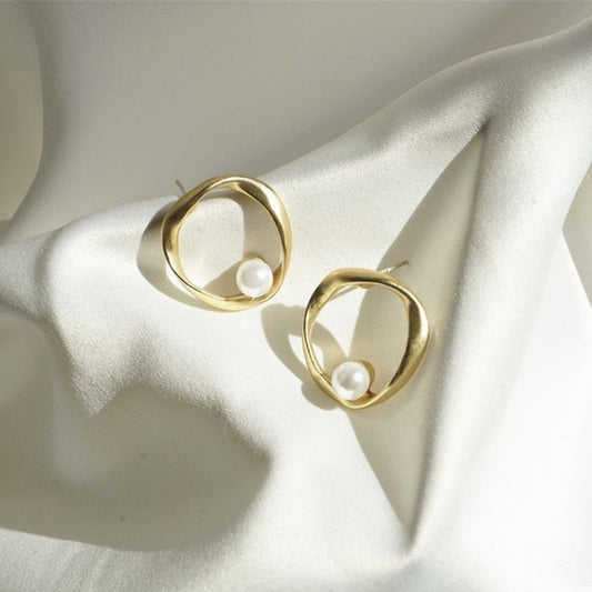 Boucles d'oreilles ondulées de luxe avec perle en or