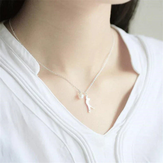 Éblouissant Collier en Argent Agrémenté de Perles et d'un Chat Grimpant