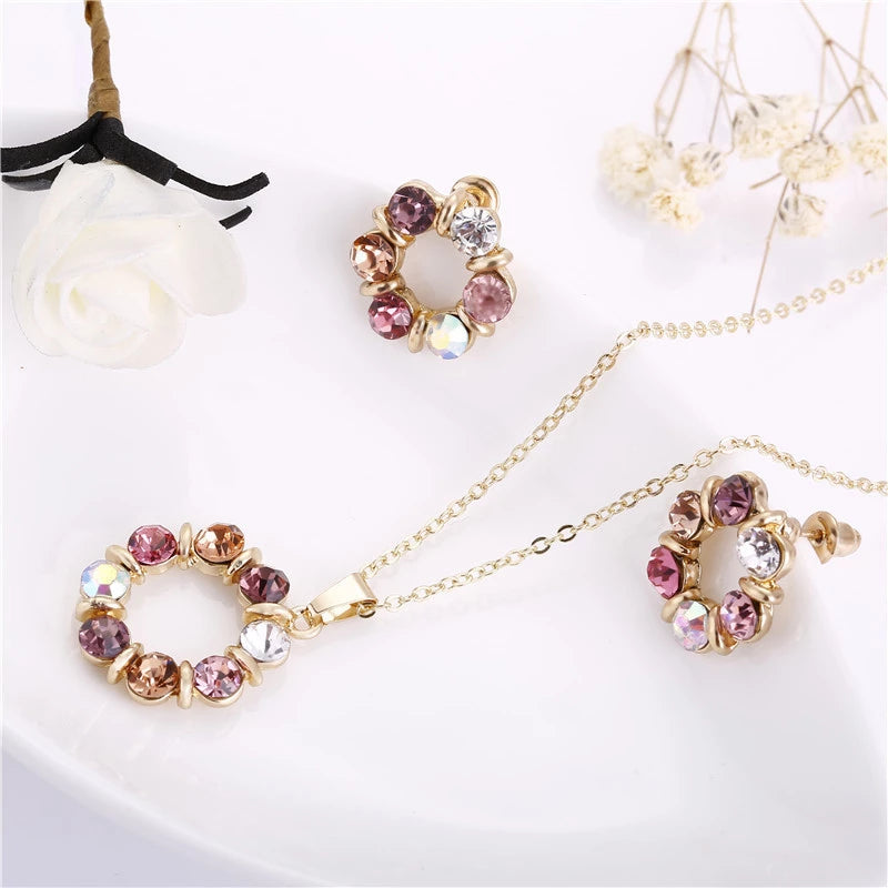 Éblouissant Ensemble Collier et Boucles d'oreilles Cercles en Or avec Zircons Étincelants