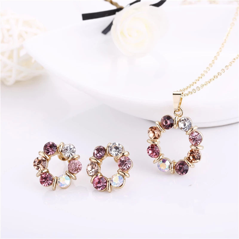 Éblouissant Ensemble Collier et Boucles d'oreilles Cercles en Or avec Zircons Étincelants