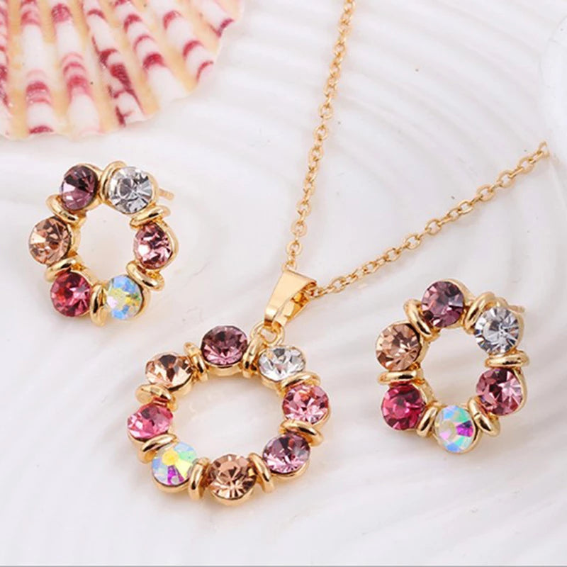 Éblouissant Ensemble Collier et Boucles d'oreilles Cercles en Or avec Zircons Étincelants