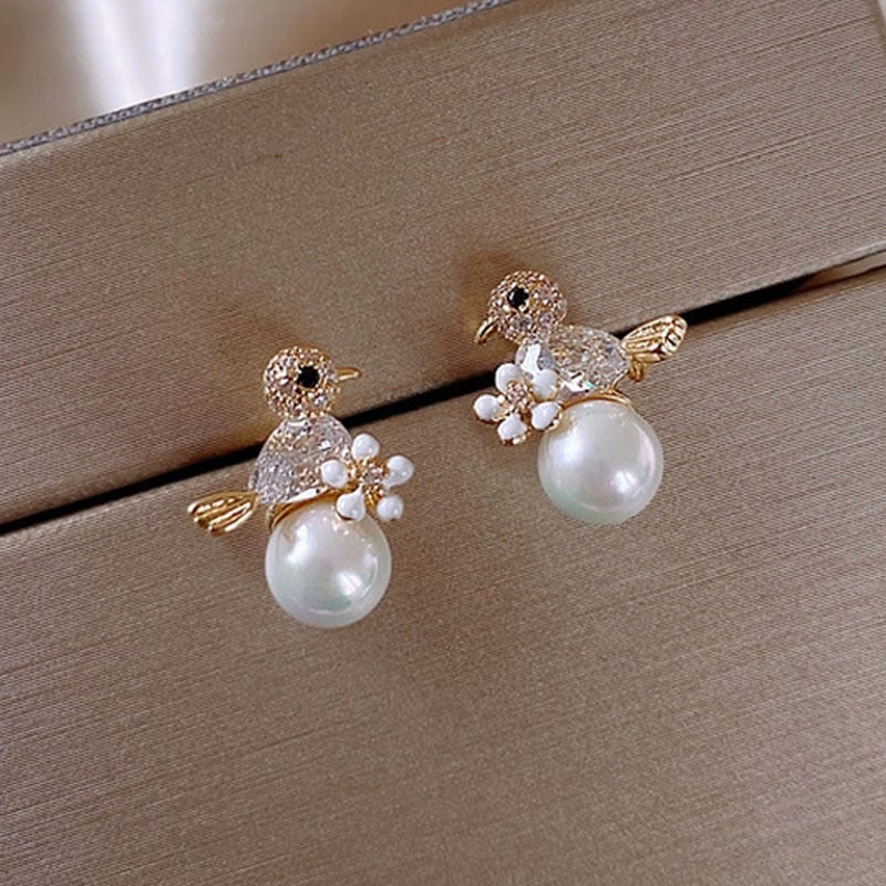 Boucles d'oreilles Birdie de Luxe : Éclat de Zirconium Cubique et Perles Élégantes