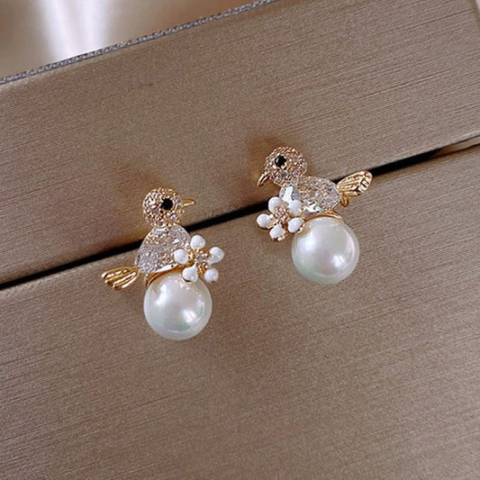 Boucles d'oreilles Birdie de Luxe : Éclat de Zirconium Cubique et Perles Élégantes