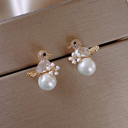 Boucles d'oreilles Birdie de Luxe : Éclat de Zirconium Cubique et Perles Élégantes