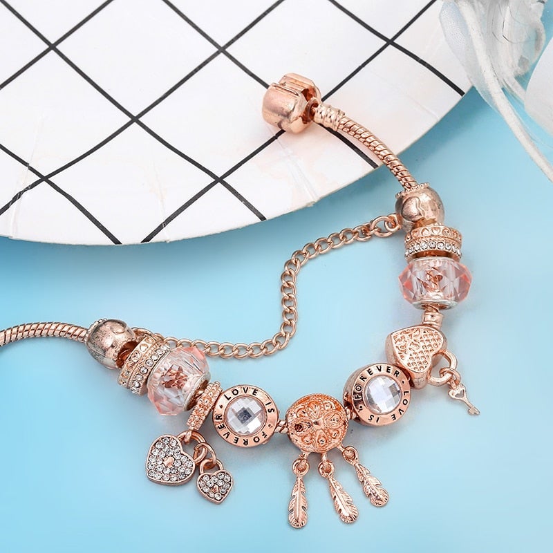 Charmant Bracelet Attrape-rêves Rose avec Breloques Argentées Incluses