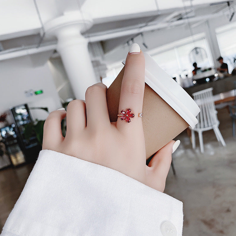 Bague réglable fleur de cristal rouge en or