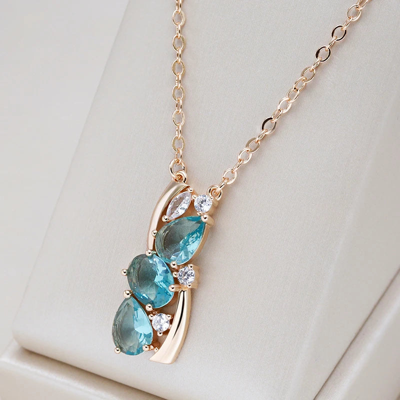Collier élégant en cristal bleu avec finition dorée