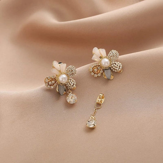 Boucles d'oreilles à pendentifs floraux avec perles en or