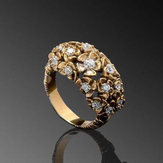 Bague dorée brillante avec des fleurs