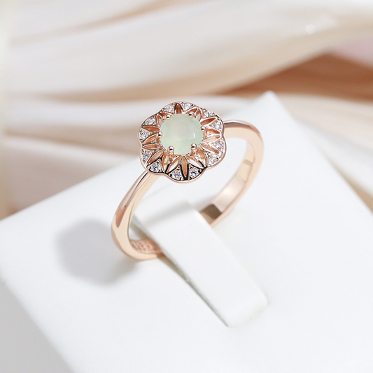 Bague élégante avec cristal vert dans la cloche