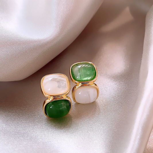 Boucles d'oreilles élégantes avec pierre blanche et verte en or