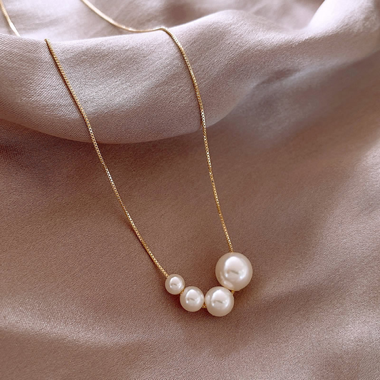 Élégant collier en or serti de perles d'eau douce scintillantes