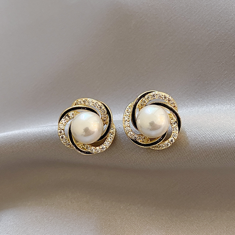 Boucles d'oreilles en forme de sphère dorée brillante