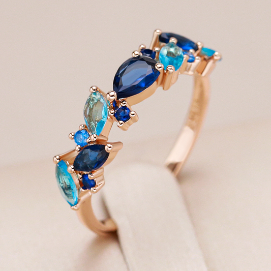 Bague élégante avec cristaux bleus plaquée or
