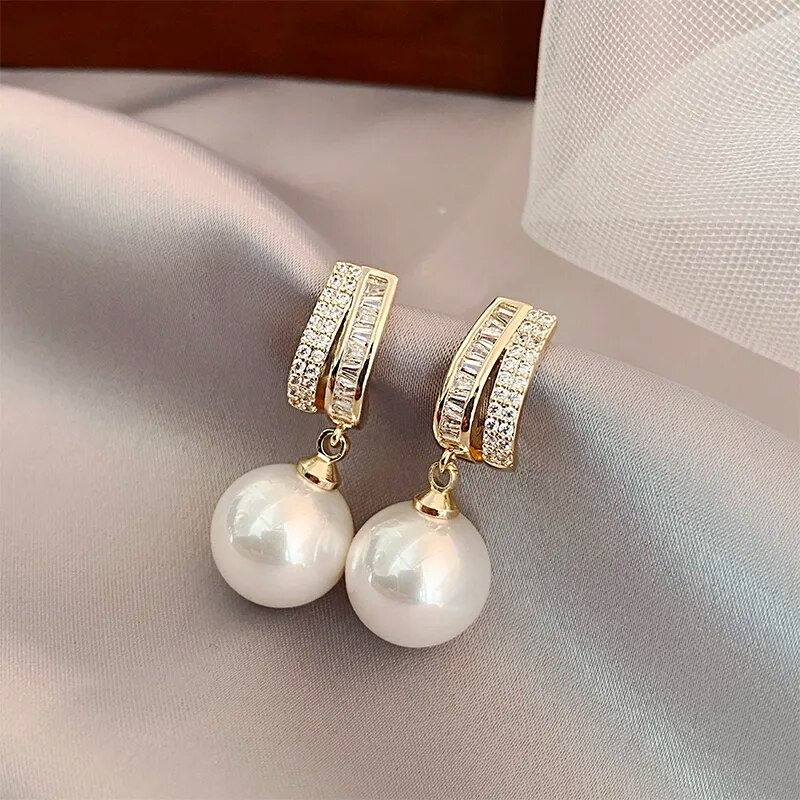 Boucles d'oreilles rondes brillantes avec perles