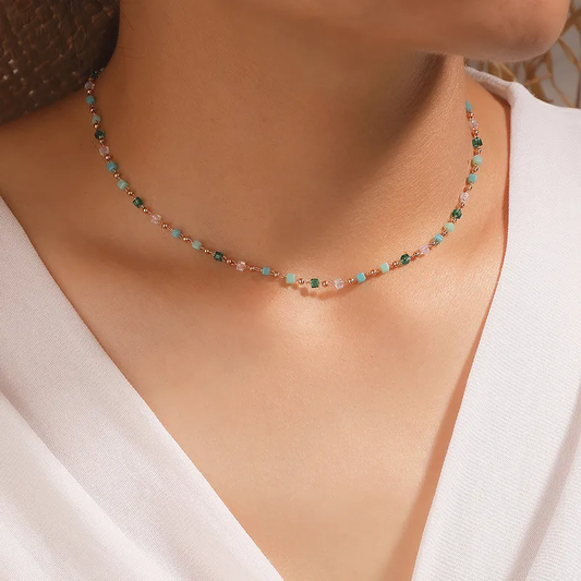 Collier en galets colorés plaqués or