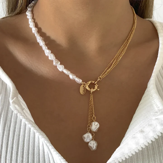 Collier en or orné de perles raffinées