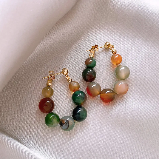 Boucles d'oreilles élégantes avec pierres multicolores