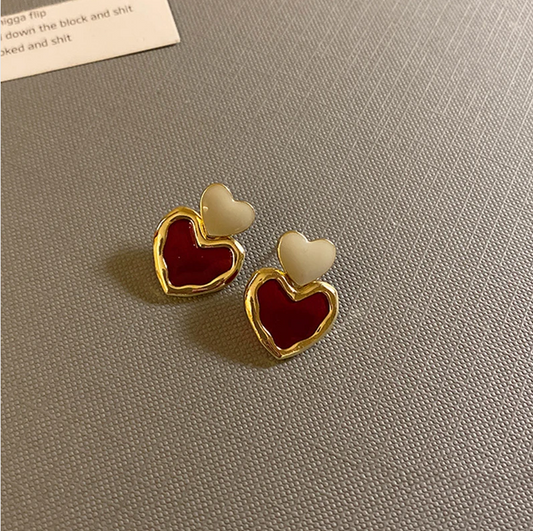 Boucles d'oreilles cœur élégantes en émail rouge en or