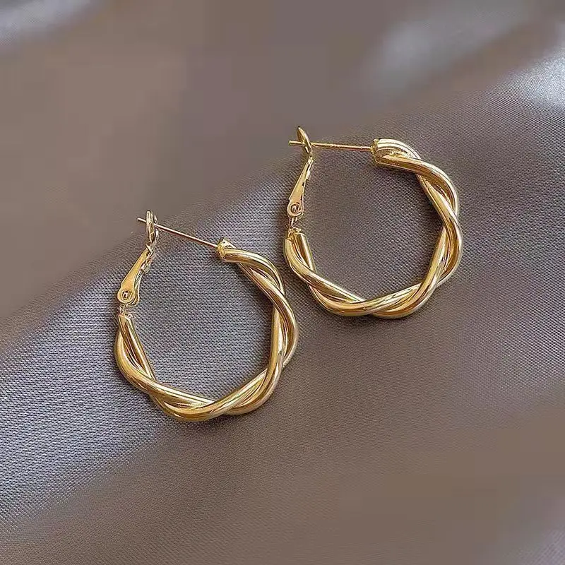 Boucles d'oreilles élégantes en or tressé